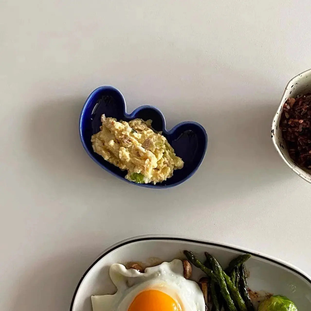 Assiette en Céramique à Fleurs Irregulière |  Tokko Studio.