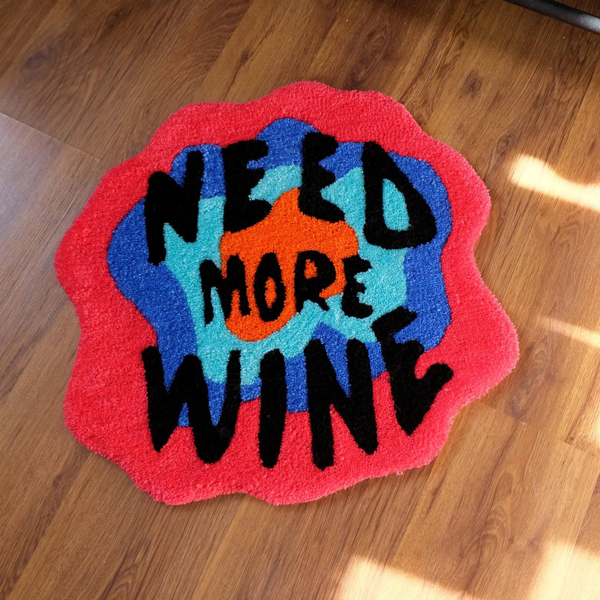 Tapis Tufté "Need More Wine" |  Tokko Studio.