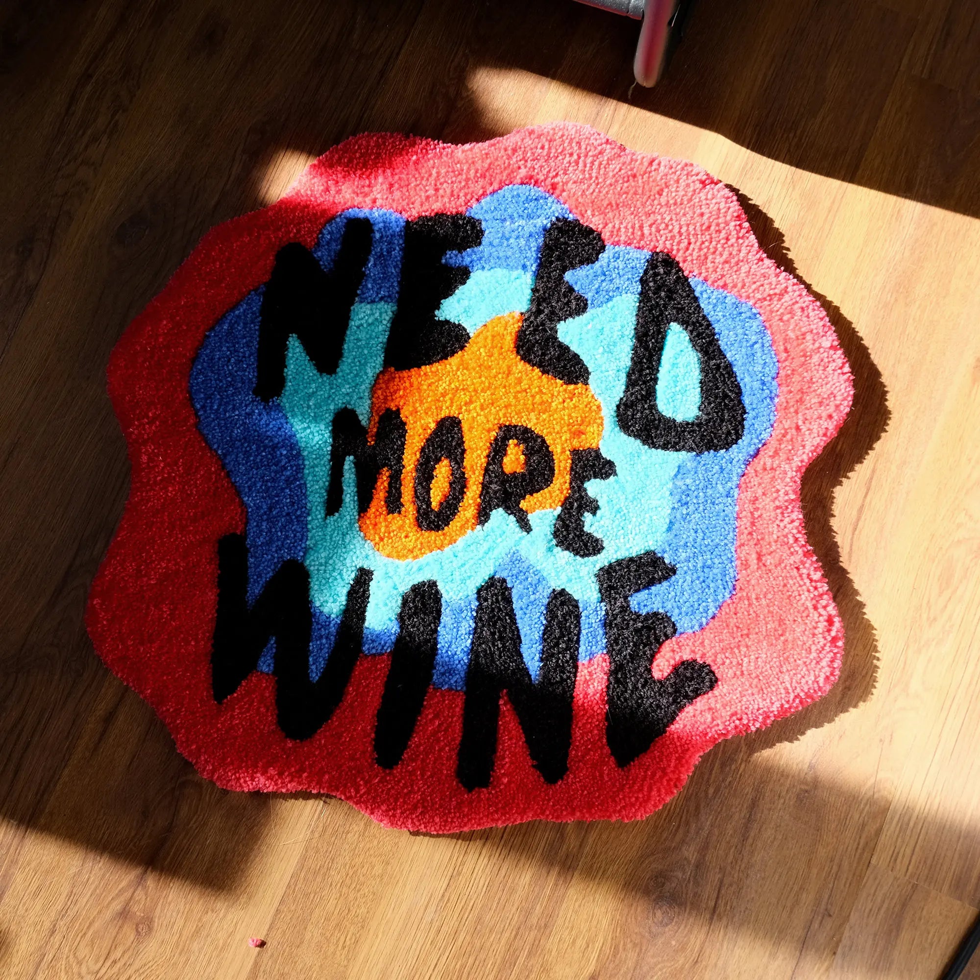 Tapis Tufté "Need More Wine" |  Tokko Studio.